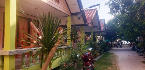 Haad Rin Resort | Black & White Bungalows