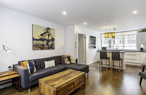 Queenhithe Apartment | Blackfriars Printhouse Retreat