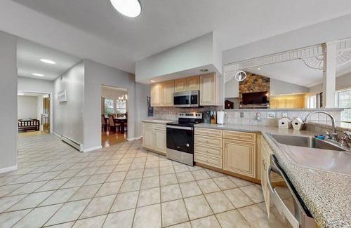 Blakeslee Villa | Blakeslee’s Ultimate Luxury Villa: 6 Bedrooms, Movie Theater & Bar
