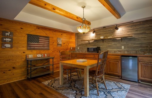 Brevard House | Blissful Bear Log Cabin, community pool, hiking trails, golf course, lakes