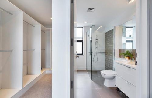 Hobsonville House | Blissful Breeze Townhouse with Parking and Patio