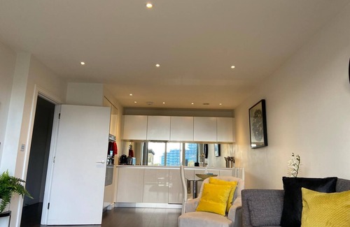 London Borough of Hounslow Apartment | Blissful one bed Near the River