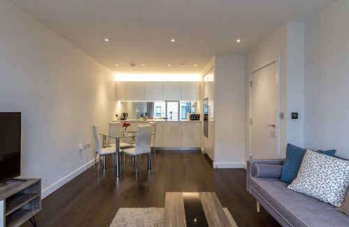 London Borough of Hounslow Apartment | Blissful one bed Near the River