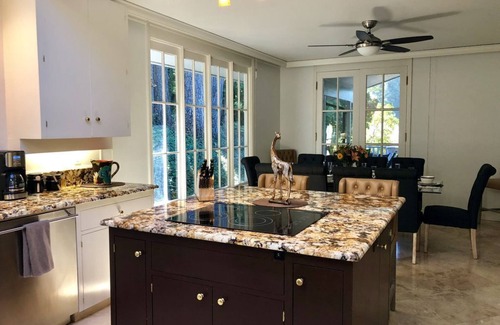 Eugene House | Blocks from the University of Oregon with gorgeous views of the City of Eugene