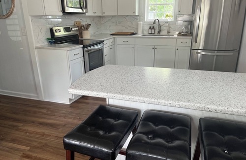 Tranquil Harbour House | BLOWFISH!Relax in our Beach Bungalow, located within easy access to 46th street