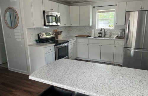 Tranquil Harbour House | BLOWFISH!Relax in our Beach Bungalow, located within easy access to 46th street