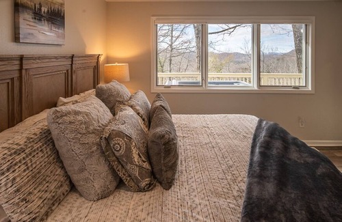 Boone House | Blowing Rock Home w/hot tub and Ski Mountain Views Sleeps 12