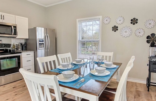 Dunean House | Blue Birch Cottage | 4 min. to Downtown | Fully Stocked Kitchen | Dedicated Workspace