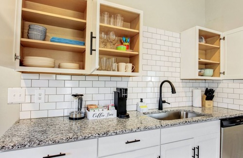 Dunean House | Blue Birch Cottage | 4 min. to Downtown | Fully Stocked Kitchen | Dedicated Workspace