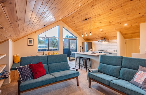 Ohakune Ski Chalet | Blue Door Chalet - Ohakune Bach with spa. Close to town centre.