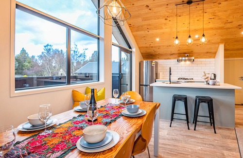 Ohakune Ski Chalet | Blue Door Chalet - Ohakune Bach with spa. Close to town centre.
