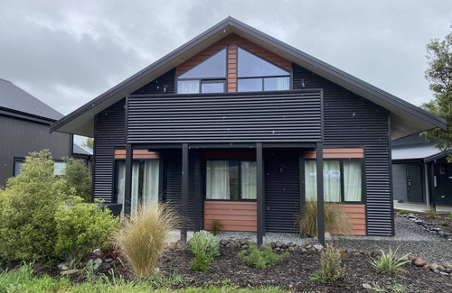 Ohakune Ski Chalet | Blue Door Chalet - Ohakune Bach with spa. Close to town centre.