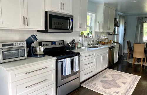 Forest Park House | Blue Door Walk to Avondale Dog-friendly w Yard