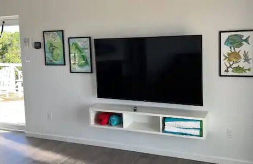 North Abaco Cottage | Blue Hole Lodge - Bonefish Heaven with Blue Hole in Backyard