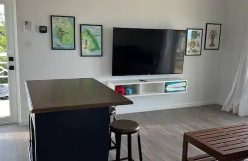 North Abaco Cottage | Blue Hole Lodge - Bonefish Heaven with Blue Hole in Backyard