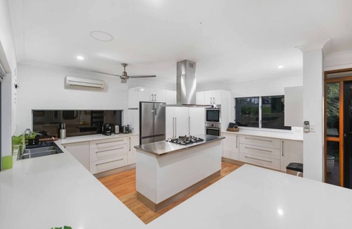 Trinity Beach House | Blue Lagoon Haven – A Serene Tropical Getaway