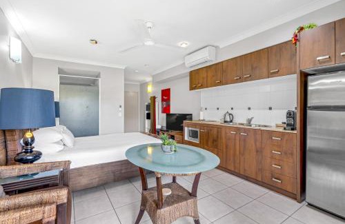 Trinity Beach Apartment | Blue Lagoon Resort Lakeside Apartment
