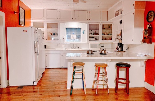 Downtown House | Blue Moon Guest House and Saloon