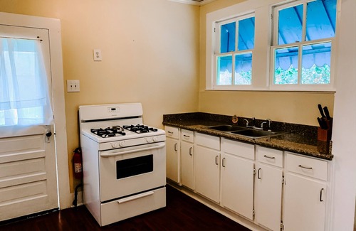 Downtown House | Blue Moon Guest House and Saloon