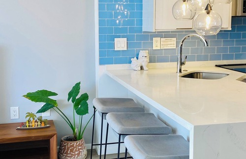 Waikiki Apartment | Blue Ocean Beachfront Home - Car & Parking Available