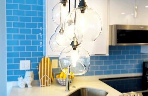 Waikiki Apartment | Blue Ocean Beachfront Home - Car & Parking Available