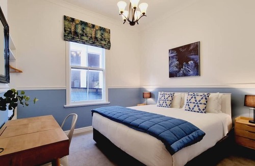 Thorndon Apartment | BLUE RETREAT THORNDON ft backyard and fireplace, minutes to CBD