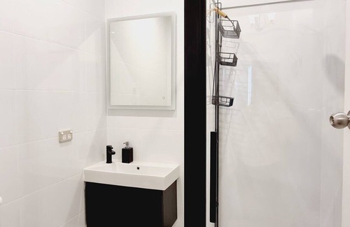 Thorndon Apartment | BLUE RETREAT THORNDON ft backyard and fireplace, minutes to CBD