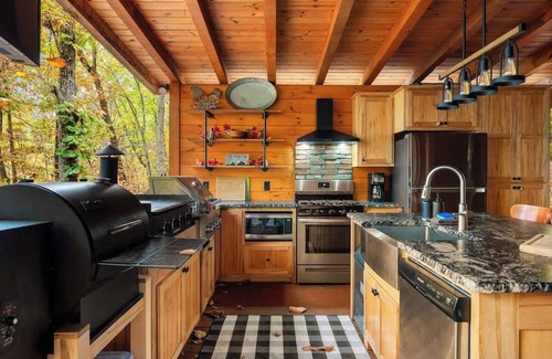 Morganton Cabin | Blue Ridge Escape: Outdoor Kitchen, Hot Tub, Pond