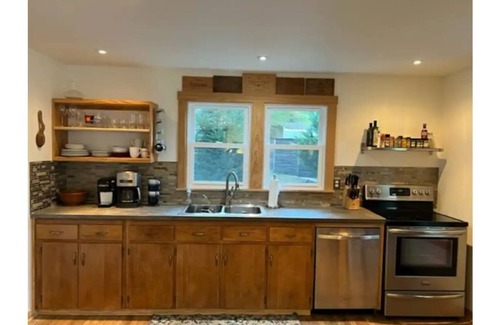 Asheville Cottage | Blue Ridge Mountain Cottage close to everything Asheville has to offer.