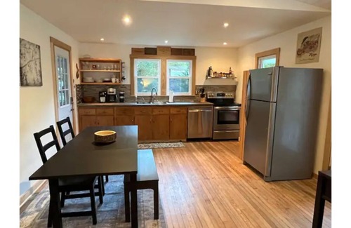 Asheville Cottage | Blue Ridge Mountain Cottage close to everything Asheville has to offer.