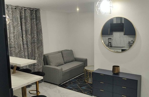 Franconville Apartment | Blue Room: elegant, comfortable apartment in a blue and gold theme