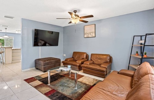 Central Corals House | Blue Sky Manor - 2 Story House w/ Heated Pool & Large Balcony