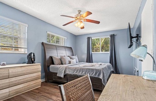 Central Corals House | Blue Sky Manor - 2 Story House w/ Heated Pool & Large Balcony