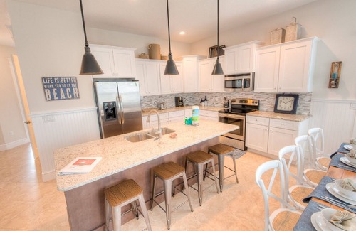 Bradenton Beach House | Blue Water Beach House: 5+ bdrm, 4.5 bath, Heated Pool/spa, 1.5 blocks to beach
