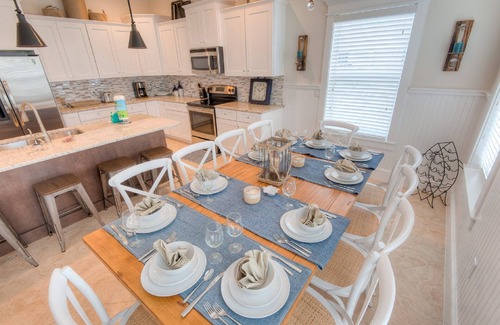 Bradenton Beach House | Blue Water Beach House: 5+ bdrm, 4.5 bath, Heated Pool/spa, 1.5 blocks to beach