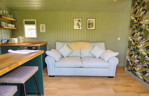 Ashby cum Fenby Cottage | BLUEBELL, romantic, character holiday cottage in Waltham