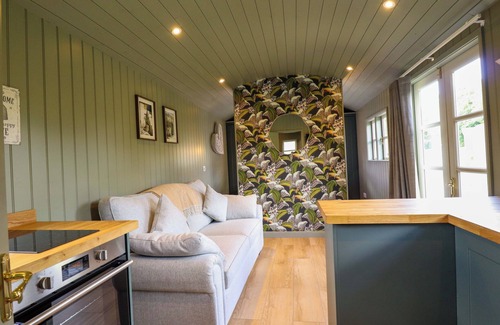 Ashby cum Fenby Cottage | BLUEBELL, romantic, character holiday cottage in Waltham