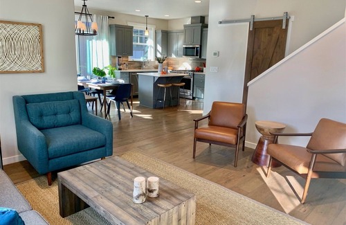 Sagewood House | Bluebird Day - River Trail House