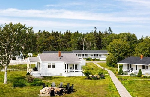 Ocean Point House | Bluebird Ocean Point Inn | Double Queen | with Private Beach Access