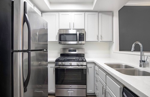 Beverly Grove Apartment | Blueground | Beverly Grove, pool, nr La Brea Tar Pits