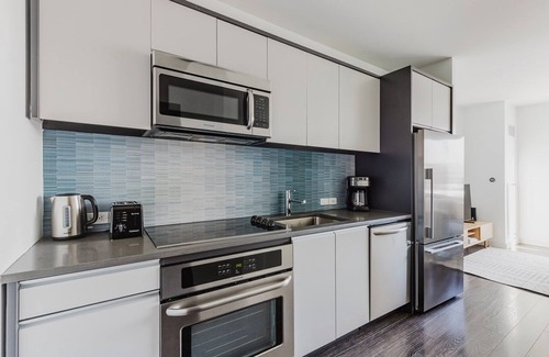 Central-Maverick Square - Paris Street Apartment | Blueground | East Boston, art & pool, nr park