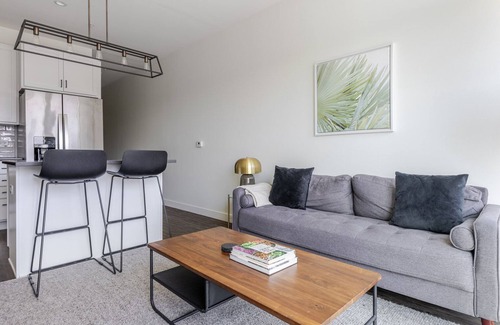 Elmhurst Apartment | Blueground | Elmhurst, pool & gym, nr park