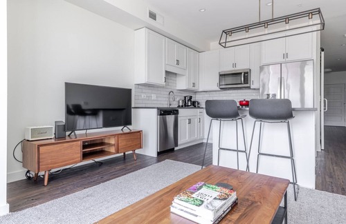 Elmhurst Apartment | Blueground | Elmhurst, pool & gym, nr park