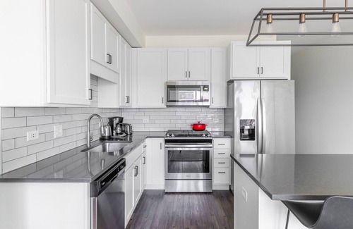 Elmhurst Apartment | Blueground | Elmhurst, pool & gym, nr park