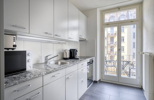 Enge Apartment | Blueground | Enge, w/d, near central market