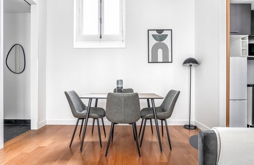 L'Europe Apartment | Blueground | Monceau/Villiers, concierge, nr shops