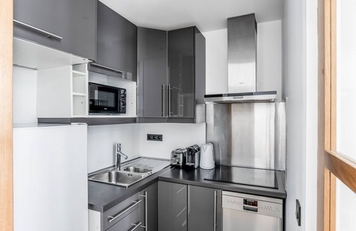 L'Europe Apartment | Blueground | Monceau/Villiers, concierge, nr shops