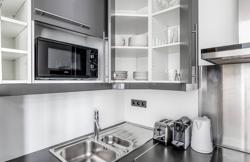 L'Europe Apartment | Blueground | Monceau/Villiers, concierge, nr shops