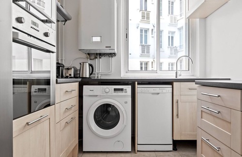 Auteuil Apartment | Blueground | Porte Saint Cloud, near sports