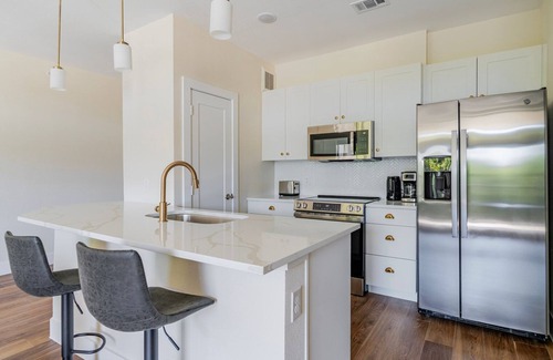 Scofield Farms Apartment | Blueground | Scofield Farms, pool, nr Walnut Creek Park